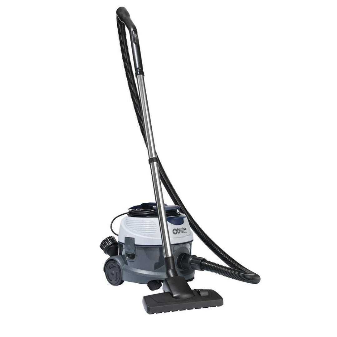 Aspirateur a cuve associant la collecte de l'eau et des poussieres et l'entretien des surfaces de l'atelier