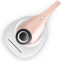 Cet aspirateur a main associe une aspiration a main et la collecte des petits dechets